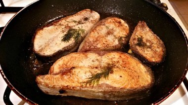 Bir tavada Kızartılmış Balık eti