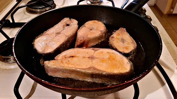 Fish steak fried in a pan — Stock Photo, Image