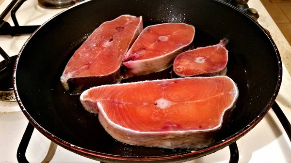 Рыбный стейк, жареный на сковороде — стоковое фото