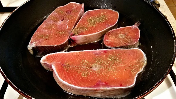 Fischsteak in der Pfanne gebraten — Stockfoto