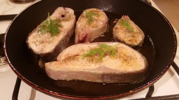 Filete de pescado frito en una sartén — Vídeos de Stock