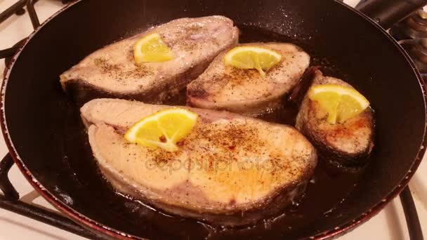 Fish steak fried in a pan — Stock Video