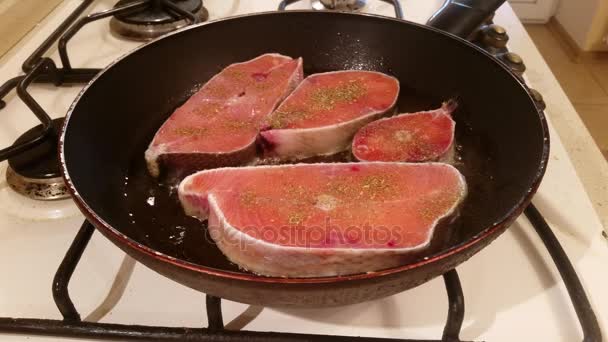 Filete de pescado frito en una sartén — Vídeo de stock