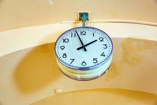 Weiße runde Uhr — Stockfoto