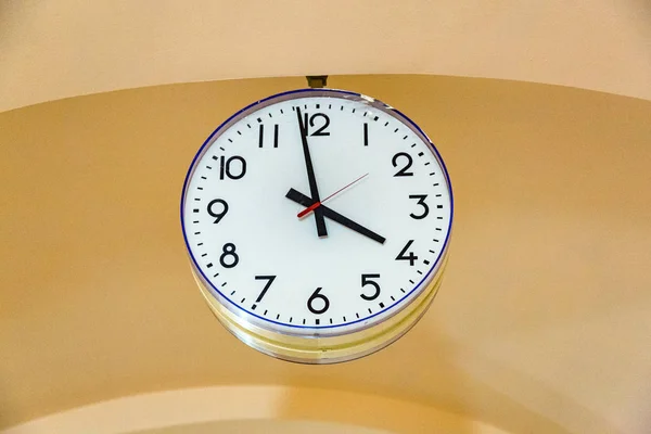 Weiße runde Uhr — Stockfoto