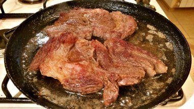 Bir tavada sığır eti biftek