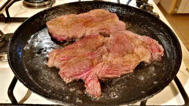 Bir tavada sığır eti biftek