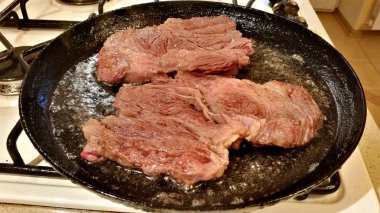 Bir tavada sığır eti biftek