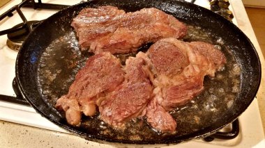 Bir tavada sığır eti biftek