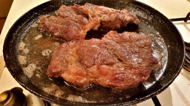 Bir tavada sığır eti biftek