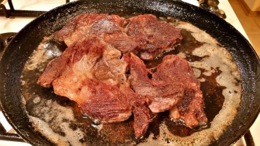 Bir tavada sığır eti biftek