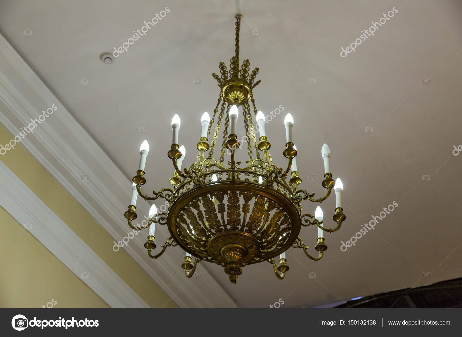 Großer Kronleuchter an der Decke — Stockfoto © ironstuff #150132138