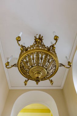 Tavanda büyük avize