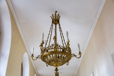 Tavanda büyük avize