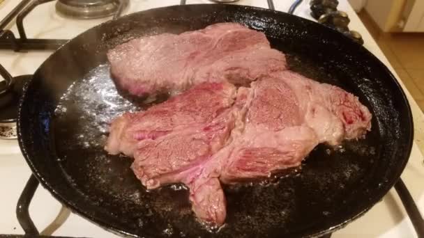 Rundvlees steaks in een koekenpan — Stockvideo