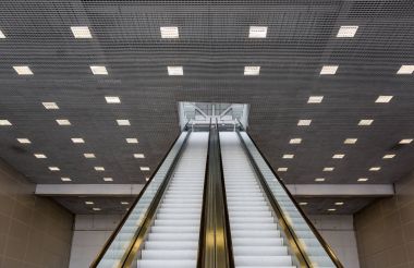 Uzun yolcu yürüyen merdiven