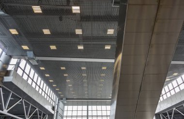 Uzun yolcu yürüyen merdiven