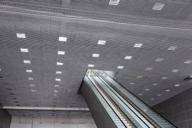 Uzun yolcu yürüyen merdiven