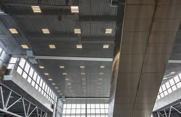 Uzun yolcu yürüyen merdiven