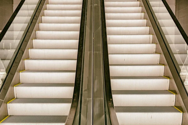 Escalera larga de pasajeros —  Fotos de Stock