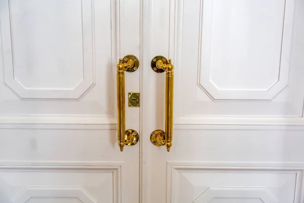 Manija de puerta dorada —  Fotos de Stock