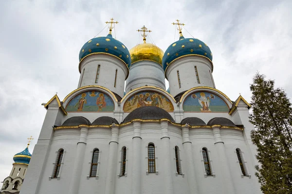 Architektura v Saint-Sergius lávře Nejsvětější Trojice — Stock fotografie