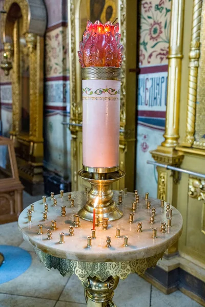 Kaarsen branden in een kerk — Stockfoto