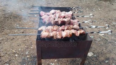 Şiş kebap şişleri üzerinde kızarmış