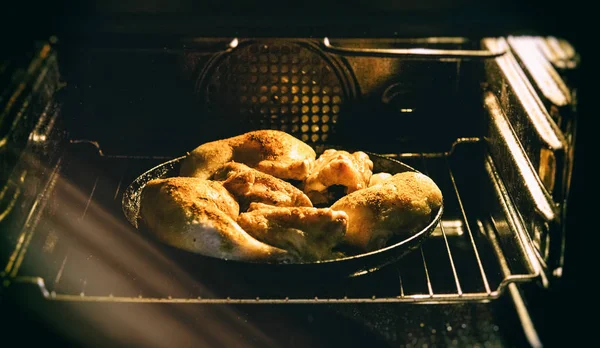 在锅里煎鸡肉块 — 图库照片