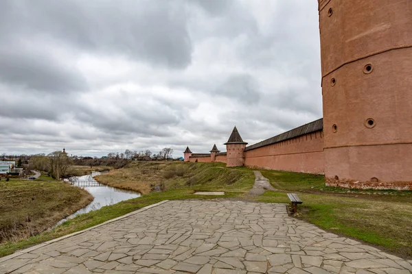 Murar och torn av Spaso-Evfimiy kloster, Suzdal, Ryssland — Stockfoto