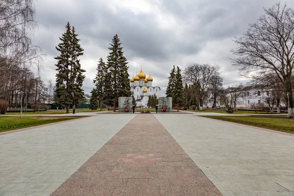 Utsidan av Sobor Uspenskijkatedralen av antagandet, Yaroslavl, Ryssland — Stockfoto