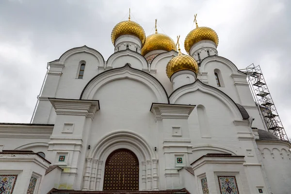 外部的乌斯别斯基会议大教堂的假设，雅罗斯拉夫尔，俄罗斯 — 图库照片