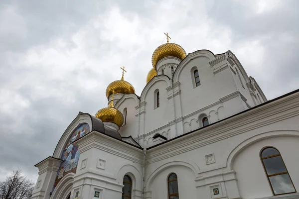 外部的乌斯别斯基会议大教堂的假设，雅罗斯拉夫尔，俄罗斯 — 图库照片