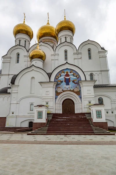 Exteriér katedrály Uspenski Sobor Nanebevzetí Panny Marie, Jaroslavl, Rusko — Stock fotografie