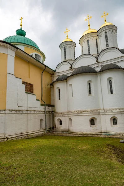 На территории Преображенского монастыря, Ярославль, Россия — стоковое фото