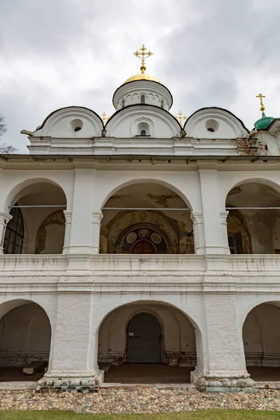 På territoriet til Det hellige Transfigurasjonskloster, Jaroslavl, Russland – stockfoto