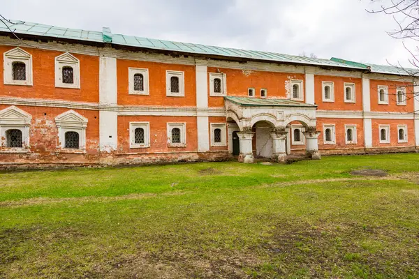 Op het grondgebied van het heilige klooster van de Transfiguratie, Yaroslavl, Rusland — Stockfoto