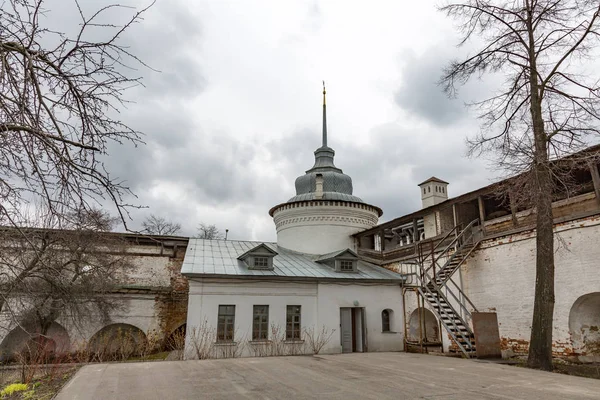 Op het grondgebied van het heilige klooster van de Transfiguratie, Yaroslavl, Rusland — Stockfoto