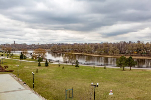 Antigua ciudad de Yaroslavl en el río Volga, Rusia — Foto de Stock