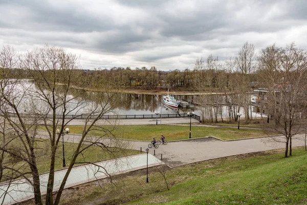 Antigua ciudad de Yaroslavl en el río Volga, Rusia — Foto de Stock