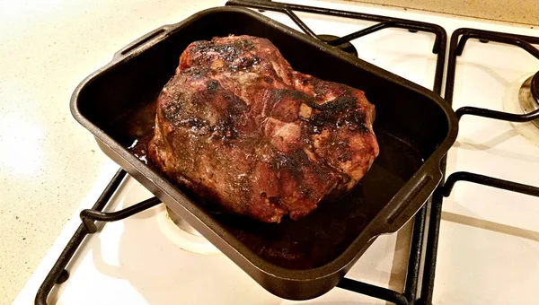 Gebackener Schweineschinken mit Knoblauch — Stockfoto