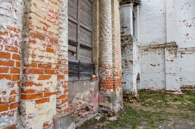 Duvardaki kapalı pencere