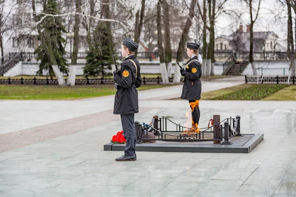 Çocuk Muhafız Eternal Flame, Yaroslavl, Rusya yakın — Stok fotoğraf