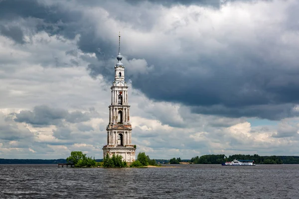 Klokkentoren van de St. Nicholas kathedraal, Kaljazin, Rusland — Stockfoto
