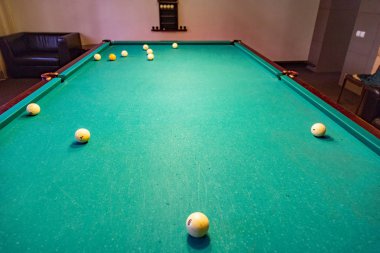 Bilardo masası ve topları