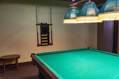 Bilardo masası ve topları