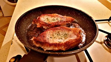 Bir tavada domuz eti biftek