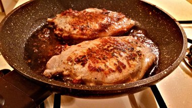 Bir tavada domuz eti biftek