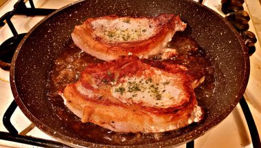 Bir tavada domuz eti biftek