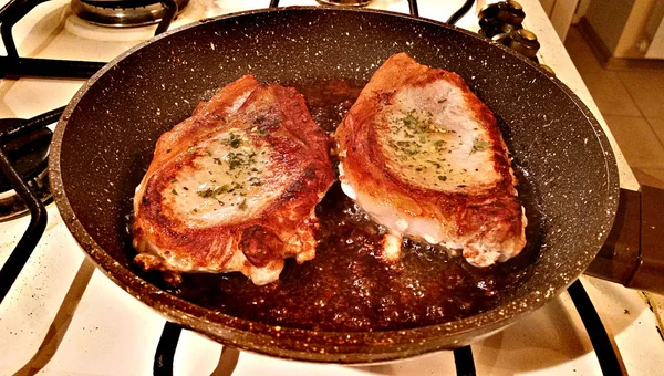 Bir tavada domuz eti biftek